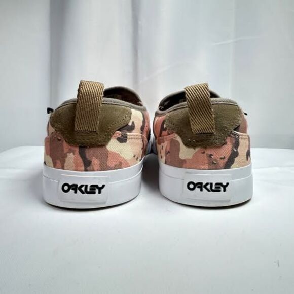 Like New Oakley Men\'s Slip-On Canvas Skate Shoes Size 10